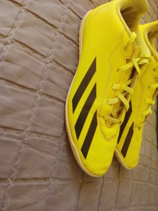 Botas de fútbol amarillas para niños