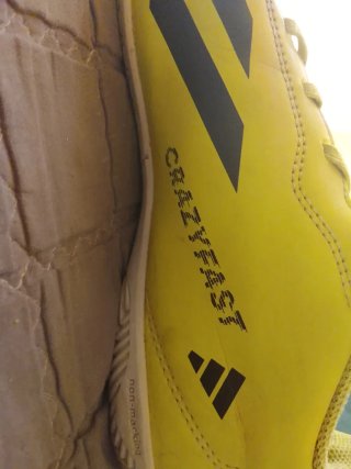 Botas de fútbol amarillas para niños