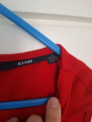 Camisa roja sin mangas con escote