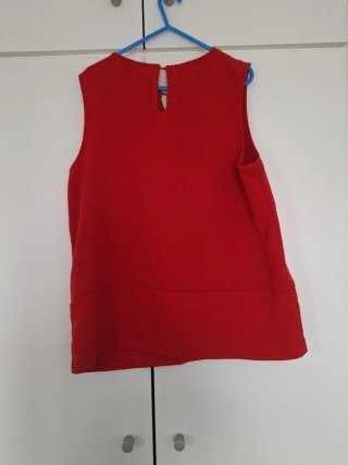 Camisa roja sin mangas con escote