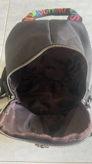 Mochila pequeña negra con detalles multicolor