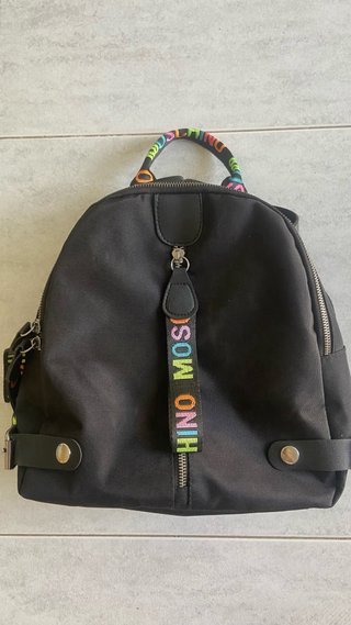Mochila pequeña negra con detalles multicolor
