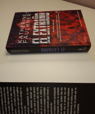 Novela negra El extraño-Katherine Faulkner