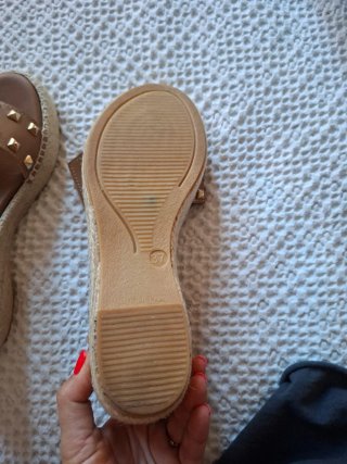 Sandalias Micuir Marrón y Dorado Tachuelas