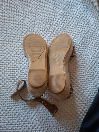 Sandalias Micuir Marrón y Dorado Tachuelas