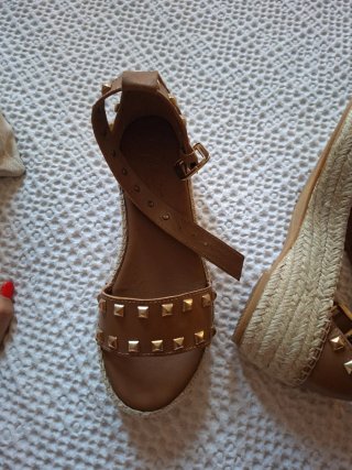 Sandalias Micuir Marrón y Dorado Tachuelas
