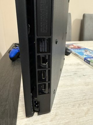 PS4 (PlayStation 4) Negra + 4 Juegos