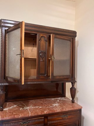 Alacena antigua de madera y mármol