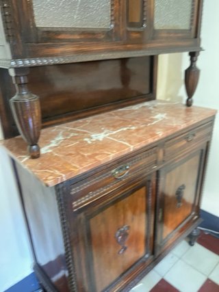 Alacena antigua de madera y mármol