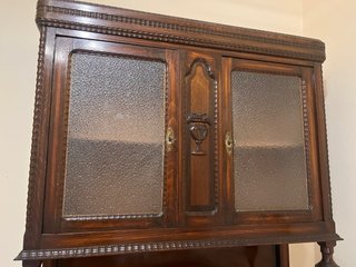Alacena antigua de madera y mármol