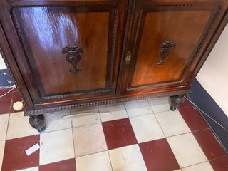Alacena antigua de madera y mármol