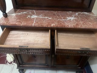 Alacena antigua de madera y mármol