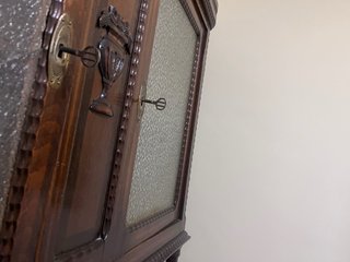 Alacena antigua de madera y mármol