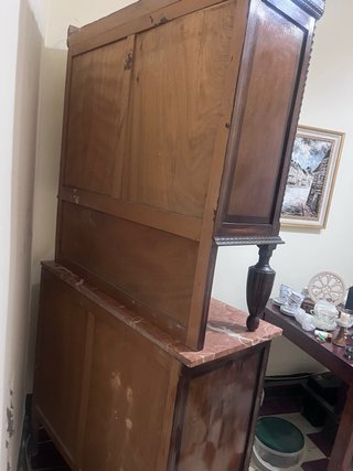 Alacena antigua de madera y mármol