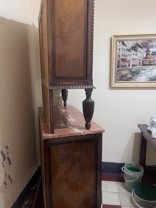 Alacena antigua de madera y mármol