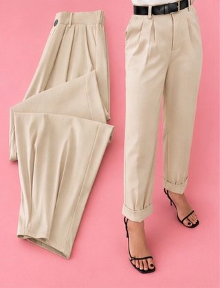 Pantalón de pinzas beige mujer