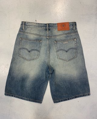 Bermudas vaqueras con parches de cruz