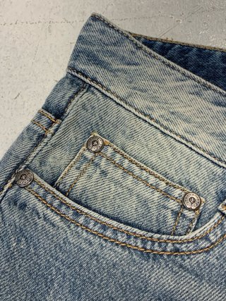 Bermudas vaqueras con parches de cruz