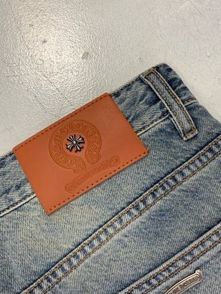 Bermudas vaqueras con parches de cruz