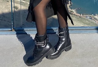 Botas negras con cadenas y hebillas