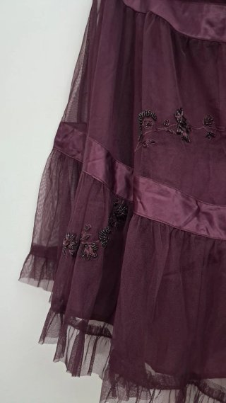 Falda midi de gasa color vino con pedrería negra