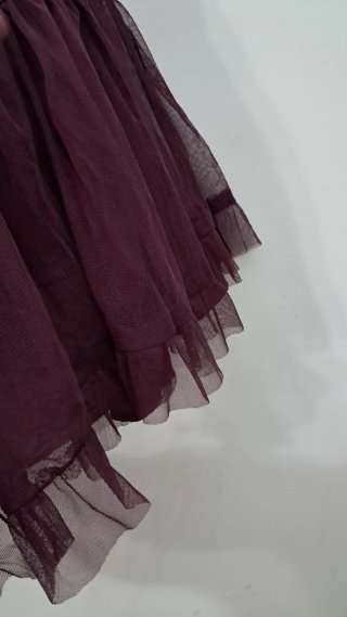 Falda midi de gasa color vino con pedrería negra