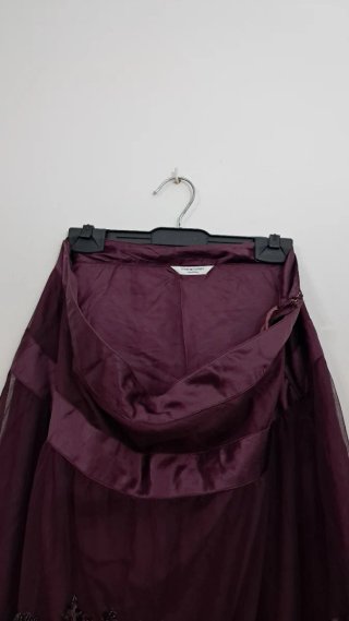 Falda midi de gasa color vino con pedrería negra
