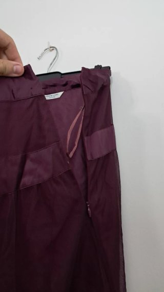 Falda midi de gasa color vino con pedrería negra