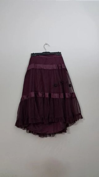 Falda midi de gasa color vino con pedrería negra