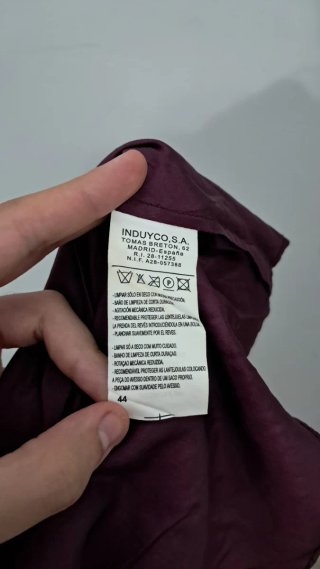 Falda midi de gasa color vino con pedrería negra