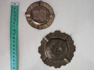 2 Ceniceros Metálicos Vintage