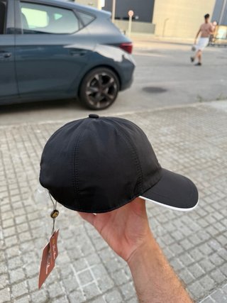 Gorra negra con logo bordado
