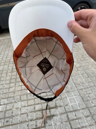 Gorra negra con logo bordado