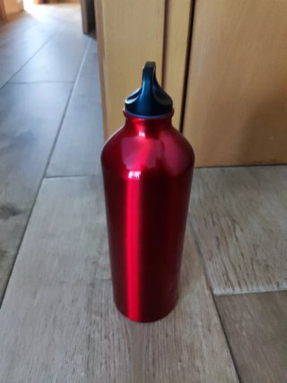 Botella de agua metálica roja nueva a estrenar
