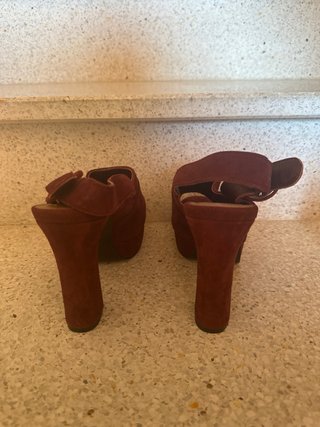 Zapatos tacón Bimba y Lola Granates