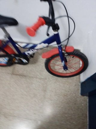 Bicicleta infantil azul y roja
