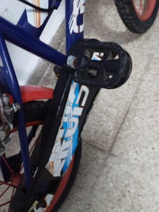 Bicicleta infantil azul y roja
