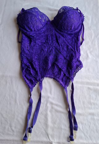 Corpiño de encaje morado con ligueros