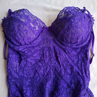 Corpiño de encaje morado con ligueros