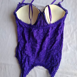 Corpiño de encaje morado con ligueros