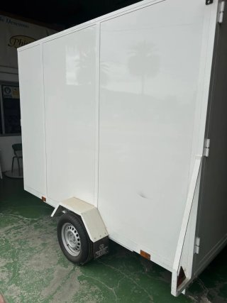 Remolque cerrado blanco