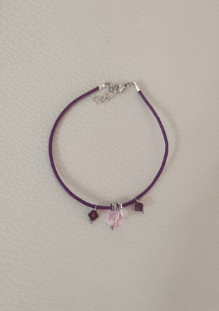 Pulsera de piel morada con abalorios