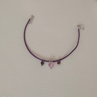 Pulsera de piel morada con abalorios
