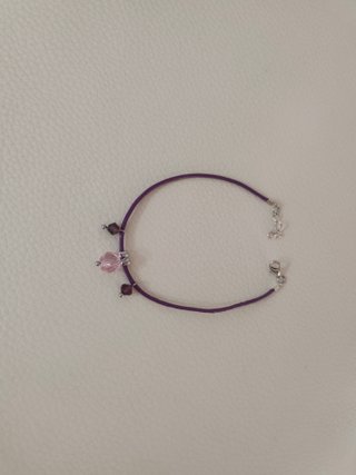 Pulsera de piel morada con abalorios