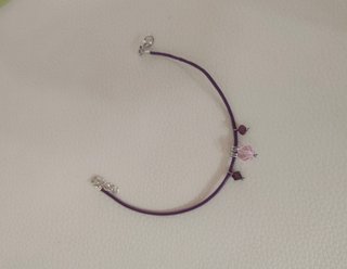 Pulsera de piel morada con abalorios