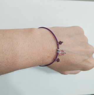 Pulsera de piel morada con abalorios