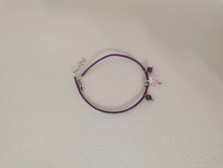 Pulsera de piel morada con abalorios