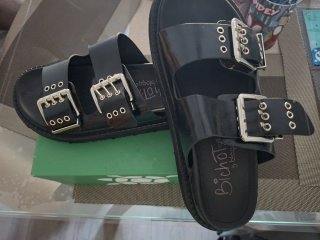 Sandalias negras de plataforma con hebillas plata