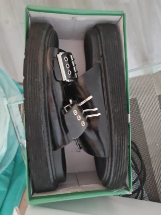 Sandalias negras de plataforma con hebillas plata