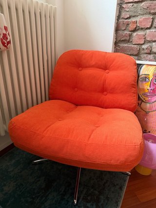 Poltrona arancione in velluto a coste